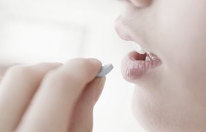 Mujer tomando medicación